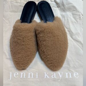 🆕 Jenni Kayne Shearling Mules NWOT SZ EU 38
Beautiful, cozy never worn JK Mule!